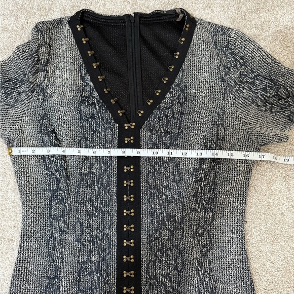 T Tahari Women’s Dress Size 6 Gray Sheath Short Sleeve V Neck Snake Print - Picture 8 of 12